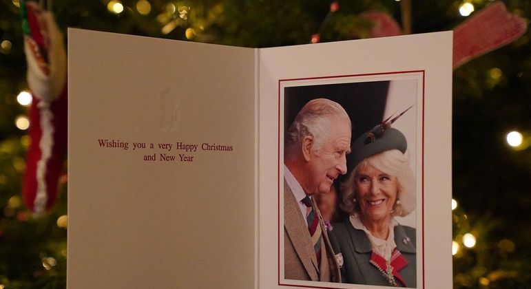 Rei Charles 3º divulga seu primeiro cartão de Natal após assumir o trono britânico
