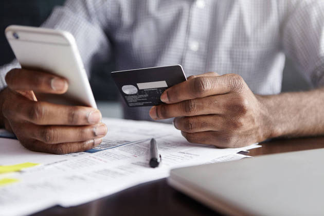 Assim como os talões de cheque ficaram no passado, a evolução do sistema financeiro brasileiro vai fazer com que muitos produtos que fazem parte do dia a dia da população fiquem abandonados em uma gaveta