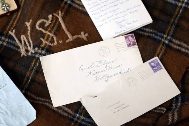 Cartas para o ator Errol Flynn, conhecido por atuar em filmes de 'capa e espada', e uma série de documentos relacionados ao galã de Hollywood também são parte do lote de Molly Brown. Estima-se que o conjunto de itens seja vendido por um valor entre 150 a 250 mil libras esterlinas, o equivalente a um preço entre R$ 918 mil e R$ 1,5 milhão