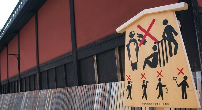 Com ilustrações, um cartaz no Japão pede aos turistas que evitem alguns comportamentos, como encostar nas gueixas