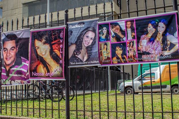 Cartaz colocado em frente ao fórum de Porto Alegre