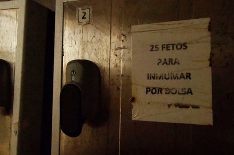 Em uma das geladeiras danificadas no necrotério venezuelano, uma folha de papel informa: 25 fetos para enterrar por bolsa