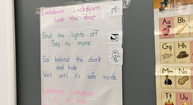 Cartaz em escola infantil traz cantiga adaptada como treinamento contra tiroteios