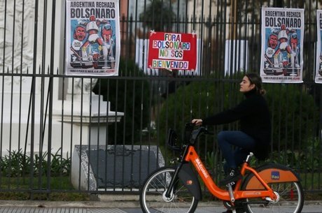 Cartazes contra Bolsonaro em Buenos Aires