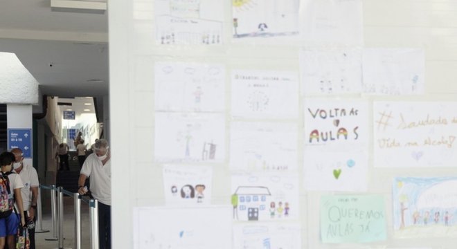 Cartazes de volta às aulas em escola no Rio; interrupções no fluxo escolar causarão perdas sociais e econômicas de longo prazo