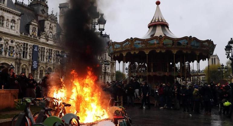 Cartazes e papéis pegam fogo durante manifestação em Paris, na França, contra a aprovação, com ressalvas, da reforma da previdência, pelo Conselho Constitucional (corte suprema). Tereza Suareza / EPA / EFE - 14/04/2023 