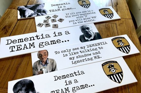 Cartazes feitos para a ação conscientizam torcedores sobre a demência