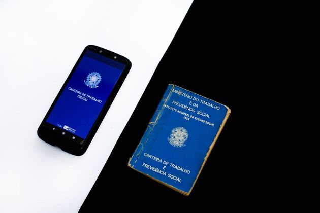 	PR - CARTEIRA TRABALHO-DOCUMENTO - GERAL - Carteira de Trabalho e Previdência Social (CTPS). Modelo formato digital e documento de papel (física). A carteira de trabalho é um documento obrigatório para quem vai prestar algum tipo de serviço remunerado. O processo de modernização com a Carteira de Trabalho Digital pode ser feito por meio de aplicativo nas versões Android, iOS e Web. Uma das vantagens do modelo digital é a integração e facilidade de acesso das informações do histórico do trabalhador. O sistema digital e online é válido desde fevereiro. Imagem ilustrativa para questão trabalhista e sistema de previdência. 10/06/2020 - Foto: ANDRÉ RODRIGUES/FRAMEPHOTO/FRAMEPHOTO/ESTADÃO CONTEÚDO