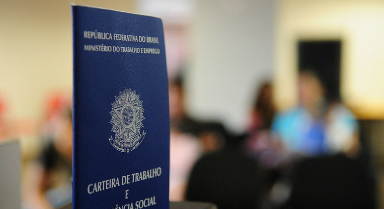 Registro em carteira garante direito ao aviso prévio, por exemplo