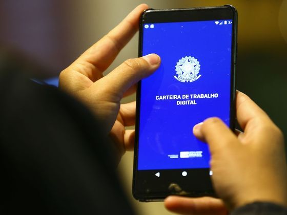 A redução da taxa de desocupação no terceiro trimestre, que passou de 9,3% para 8,7%, foi guiada pelo desempenho positivo do mercado de trabalho em seis estados brasileiros, de acordo com informações apresentadas nesta quinta-feira (17) pelo IBGE (Instituto Brasileiro de Geografia e Estatística).As reduções na taxa na comparação com o trimestre anterior foram registradas por Paraná (-0,8 ponto percentual), Minas Gerais (-0,9), Maranhão (-1,1), Acre (-1,8), Ceará (-1,8) e Rondônia (-1,9), conforme os dados da Pnad (Pesquisa Nacional por Amostra de Domicílios).