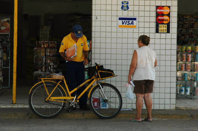 CarteiroTer uma pessoa correndo pela cidade para entregar correspondência já parece algo ultrapassado. Mesmo que o serviço de entregas ainda seja necessário, a demanda não é a mesma de antes com a digitalização de contas e demais burocracias que agora podem ser acessadas onlineLEIA: 'Não é hora de aprender coisas novas': professores dão dicas de revisão para o Enem