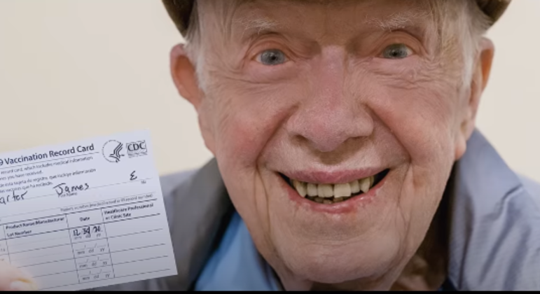 Ex-presidente Jimmy Carter aparece em vídeo segurando comprovante de vacinação