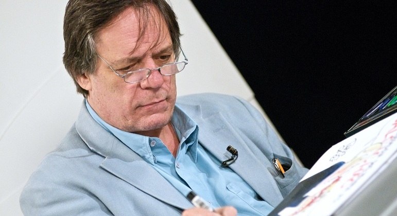 Paulo Caruso desenha no programa Roda Viva da TV Cultura, em imagem de março de 2009