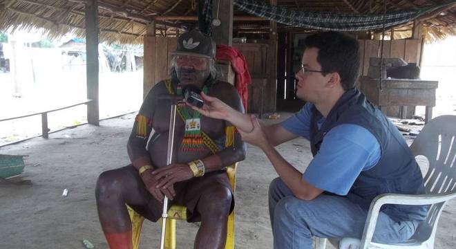 Carvalho entrevistando indígena da etnia Ikpeng