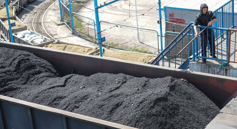 Vagão com carregamento de carvão numa usina de produção em Huaibei, na China