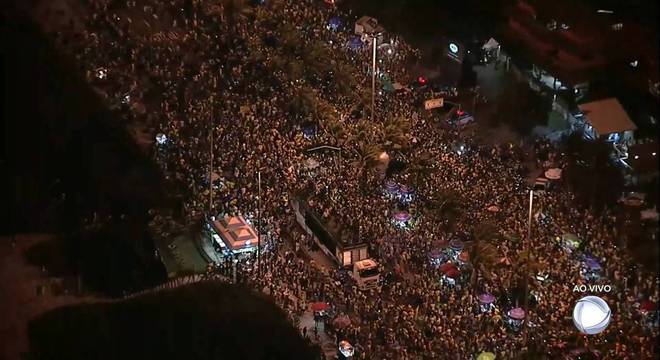 Manifestantes se reúnem na porta da casa de Bolsonaro
