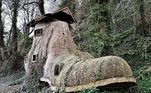 Exploradores de locais abandonados publicaram fotos de uma curiosa casa em formato de bota. Segundo o grupo Abandoned UK, que fez a descoberta, o local foi difícil de encontrar, mas guarda boas histórias