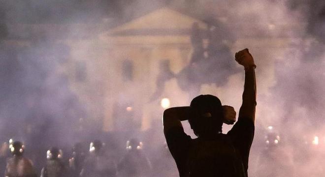 Casa Branca. Fumaça de bombas, manifestantes. E Trump escondido