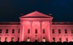 Sede da Casa Branca, em Washington (EUA), é iluminada de rosa