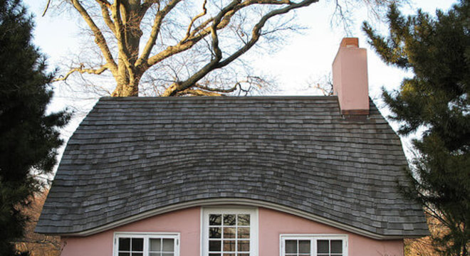 casa cinza com telhado cinza e paredes cor de rosa 