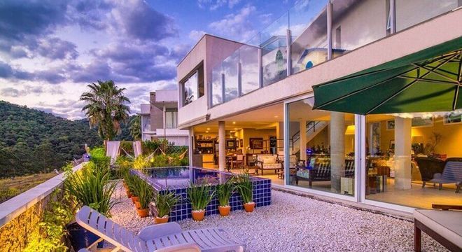 casa com piscina elevada