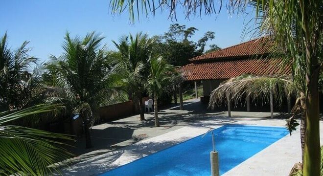 Casa com piscina em formato retangular