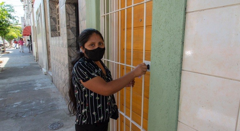 Moradora recebe a chave da primeira casa compartilhada do projeto Fica
