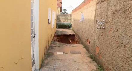 Casa tem rachaduras na parede e um buraco no piso