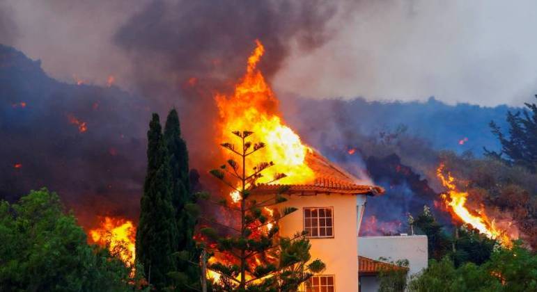 Casa queima ao ser atingida pela lava do vulcão Cumbre Vieja, que entrou em erupção na ilha de La Palma
