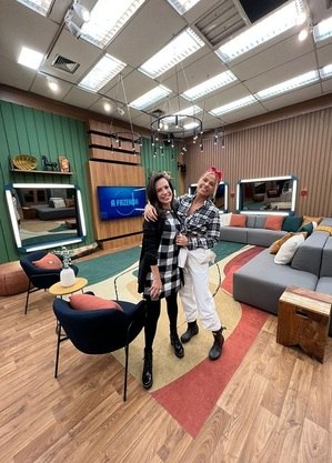 Fabiana Oliveira e Adriane Galisteu na casa da "Fazenda"