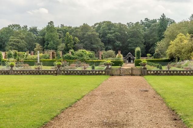 O belo jardim da casa chama atenção e não poderia ser por menos, já que a propriedade era utilizada pelo principal jardineiro da monarquia do Reino Unido 