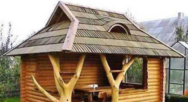 Casa de madeira com troncos de arvore