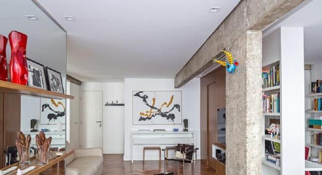 casa decorada com tapete de couro de boi preto e branco 