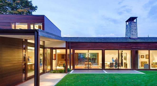 casa em formato de l com grande jardim