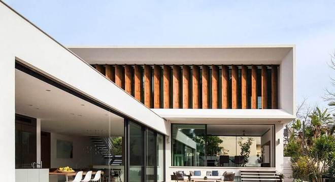 casa em l com piscina e arquitetura moderna