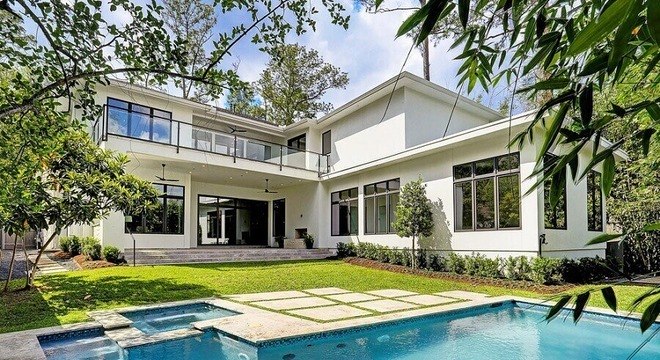 casa em l com piscina e jardim 