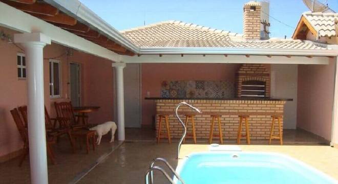 casa em l com piscina e varanda com churrasqueira 