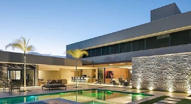 casa em l grande com piscina 