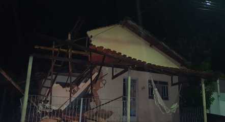 Casa teve dois cômodos parcialmente destruídos