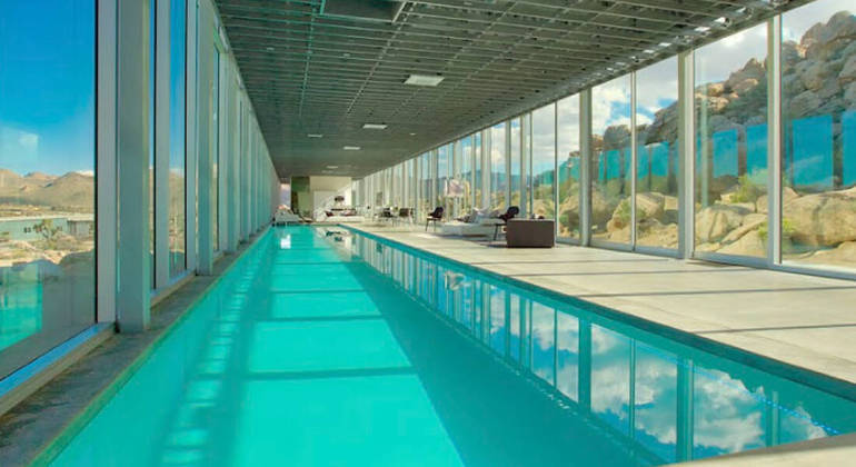 A casona também tem uma piscina aquecida de 30 metros de comprimento, com uma vista incrível para o deserto