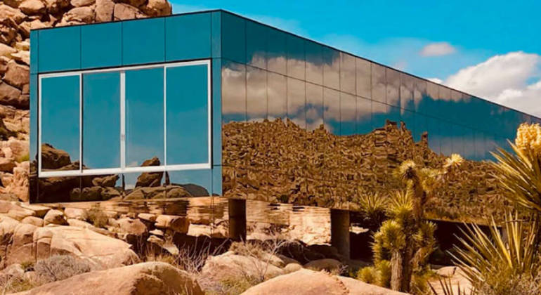 A casa, que pertence aos produtores Chris e Roberta Hanley (responsáveis por filmes como Psicopata Americano e As Virgens Suicidas), foi criada pelo arquiteto Tomas Orsinski. Ela fica a cerca de duas horas de Los Angeles