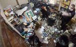 A casa de uma moradora dos Estados Unidos passou por uma mudança quase inacreditável: tinha lixo até o teto, mas agora voltou a ser habitável