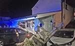 Uma BMW atingiu a casa em 2017 e no ano seguinte um carro destruiu o jardim, na véspera de Natal