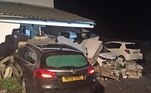 Como é viver em uma das casa mais perigosas do Reino Unido? Em Devon, um condado no sudoeste do país, carros já bateram 21 em uma residência, em seis anos, e a dona já não sabe mais o que fazer!
