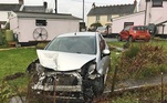 Já são seis anos de múltiplos acidentes de carros. Em um desses acidentes, um trator entrou no jardim e levou parte de sua varandaLEIA ISSO: Carro 'voa 40 m' e fura o telhado de casa após batida em alta velocidade