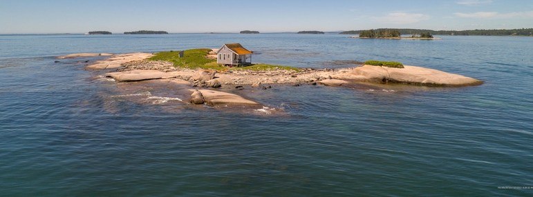 Uma casa isoladíssima em uma ilha do Maine, nos Estados Unidos, foi apontada como a possível casa mais solitária do mundo. O imóvel está à venda por R$ 1,5 milhão (US$ 339.000) e foi descrito como perfeito para 