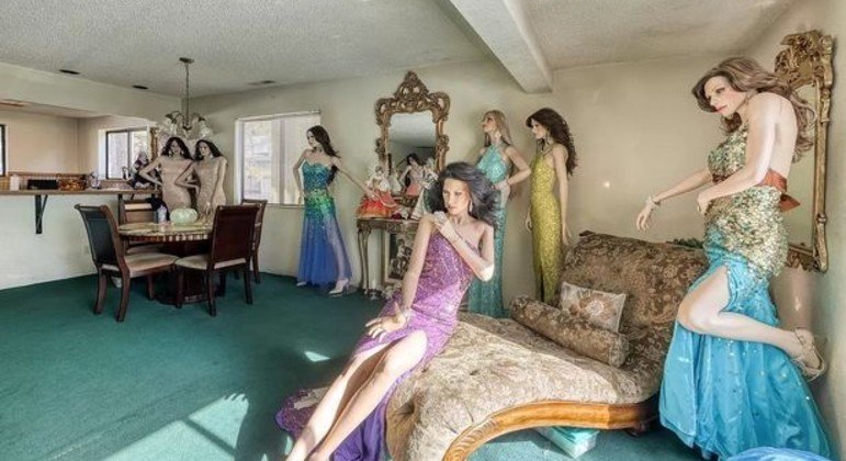Diversos manequins femininos com roupas de gala fora distribuídos pelos cômodos da casa