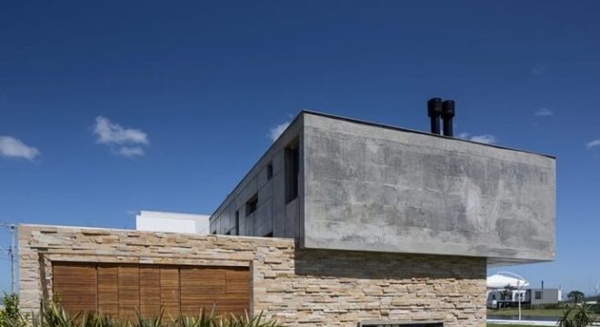 Casa moderna com fachada feita com pedra São Tomé