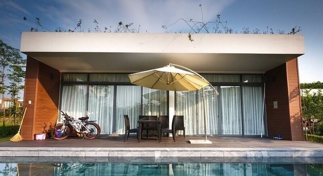 casa moderna com paredes de vidro e madeira