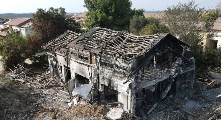 Casa destruída por terroristas no kibutz Beeri, perto da fronteira com a Faixa de Gaza
